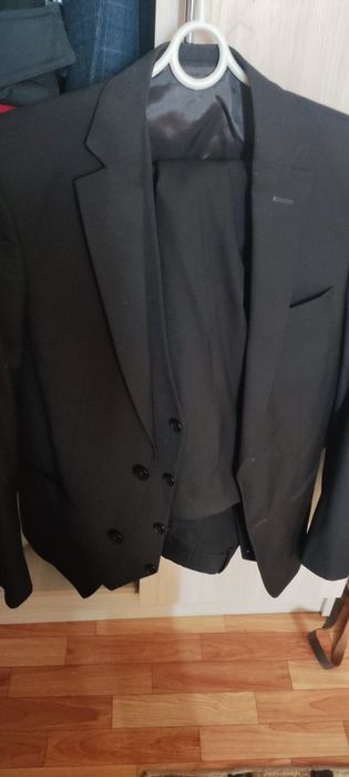 Черный костюм с чехлом на парня