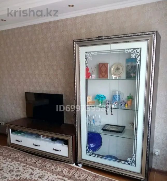 Мебель гостиной диван, стол, шкаф стеклянный и подставка для телевизор