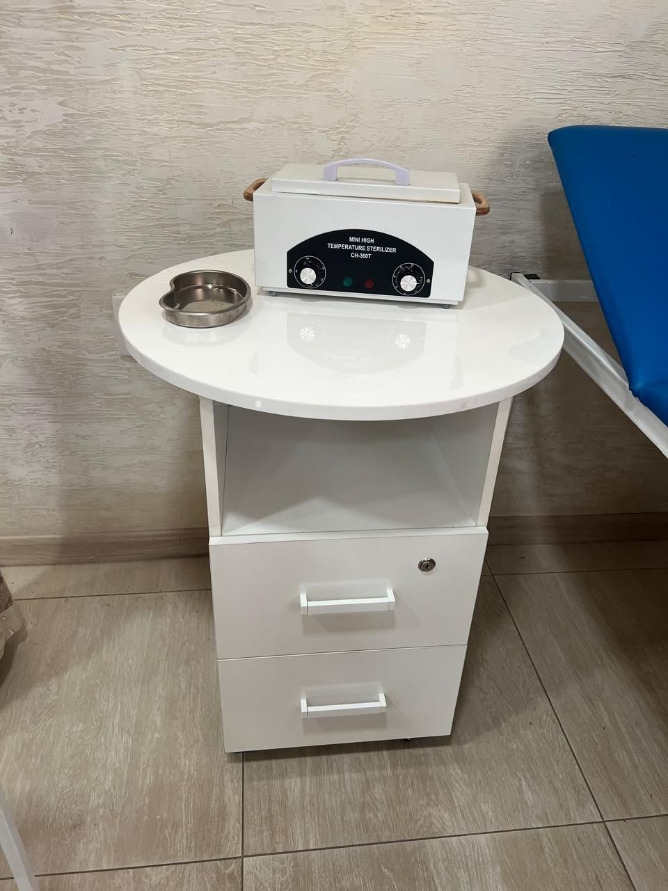 Продаётся шкафчик, помощник, для салона