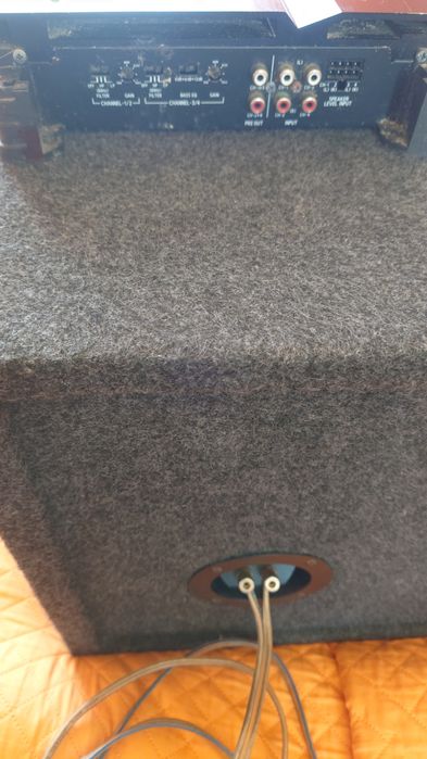 Vând Wooferul și Amplificator Alpine