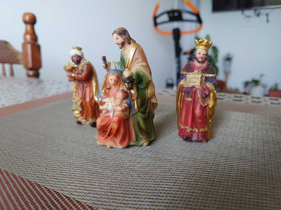 Стилни и красиви с изработката си фигури.Цената е за всичките.