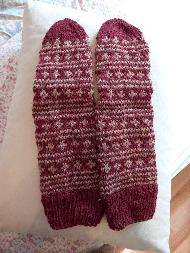 Ръчно плетени дамски чорапи с картинка папагалче