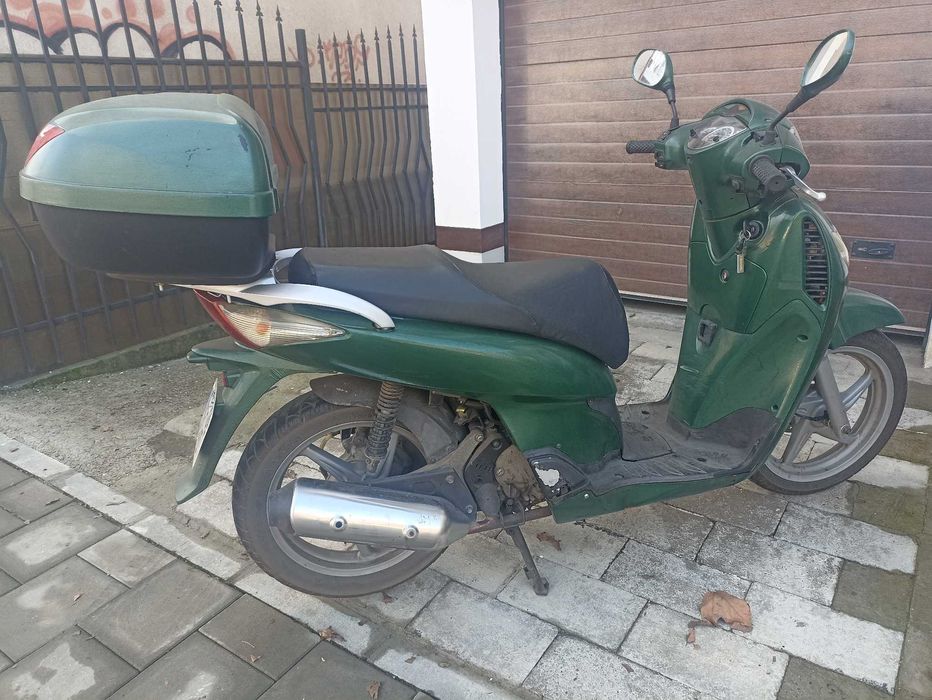 scuter honda sh 125 se conduce cu B
