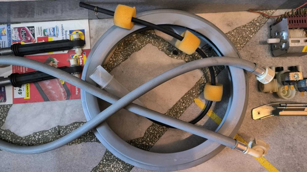 Продавам пералня Индезит на части