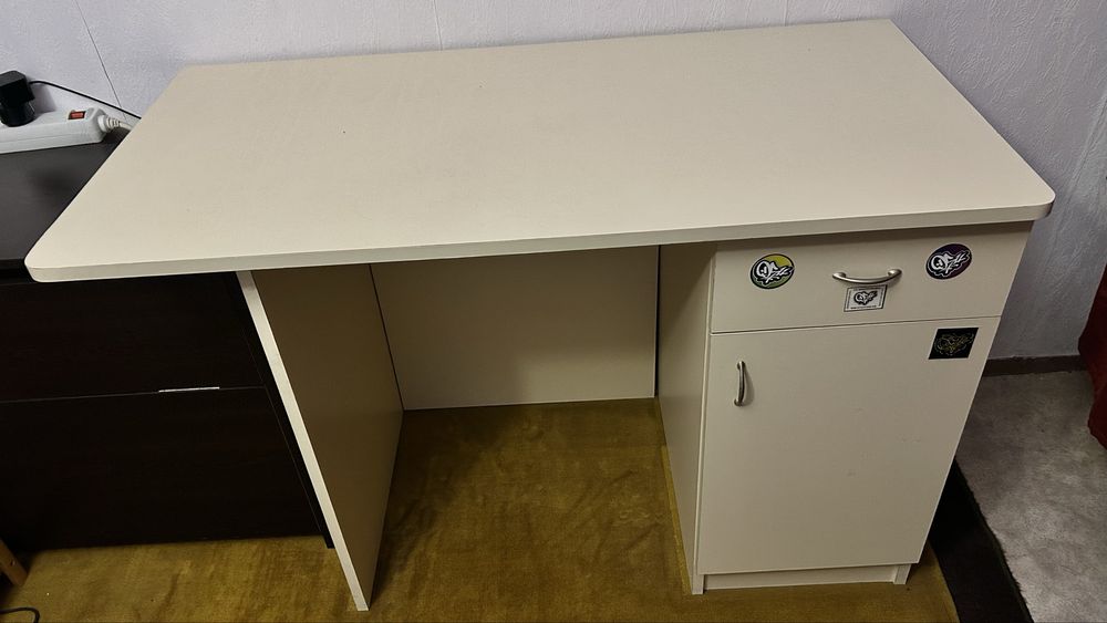 Подарявам бюро и ракла.