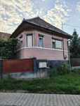 Casa la tara de vanzare.