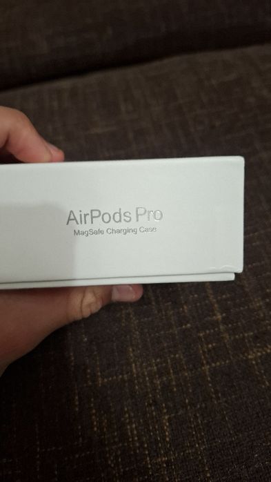 Чисто нови НЕОТВАРЯНИ AirPods