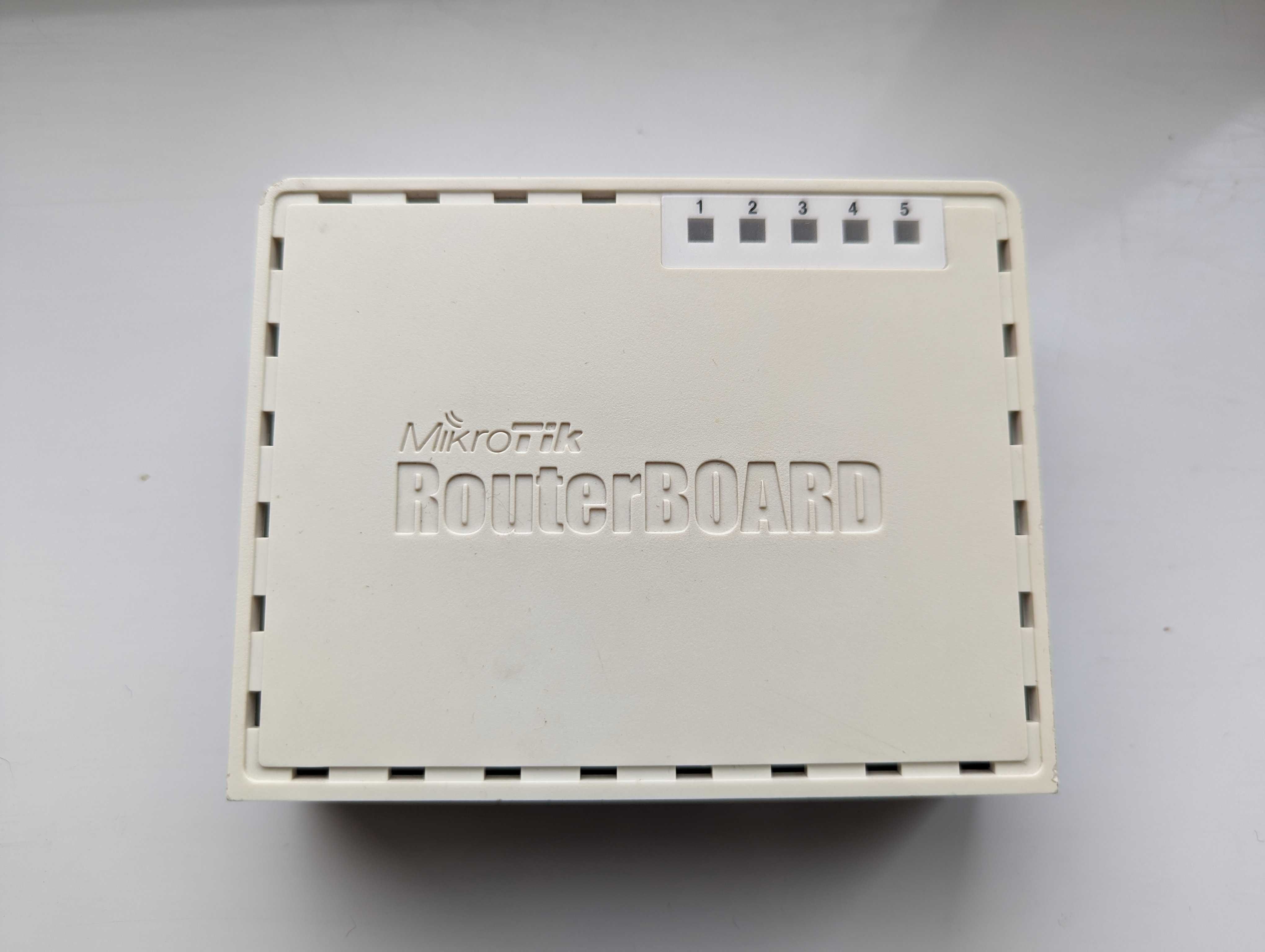 Routere Mikrotik Routerboard 750 R2 HEX Lite si 750 normal