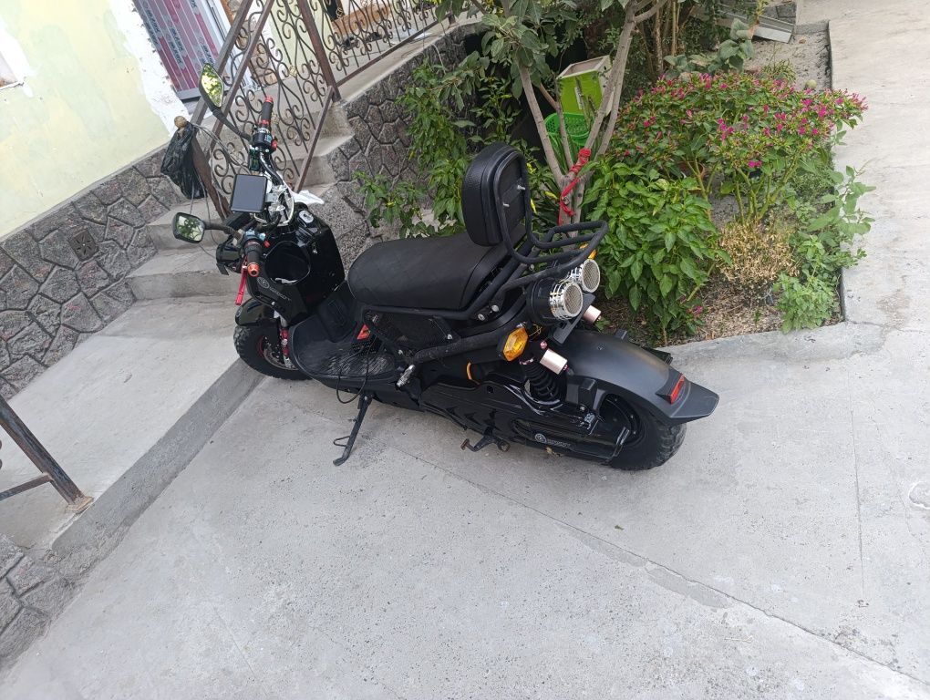 Tank elektron skuter sotiladi.