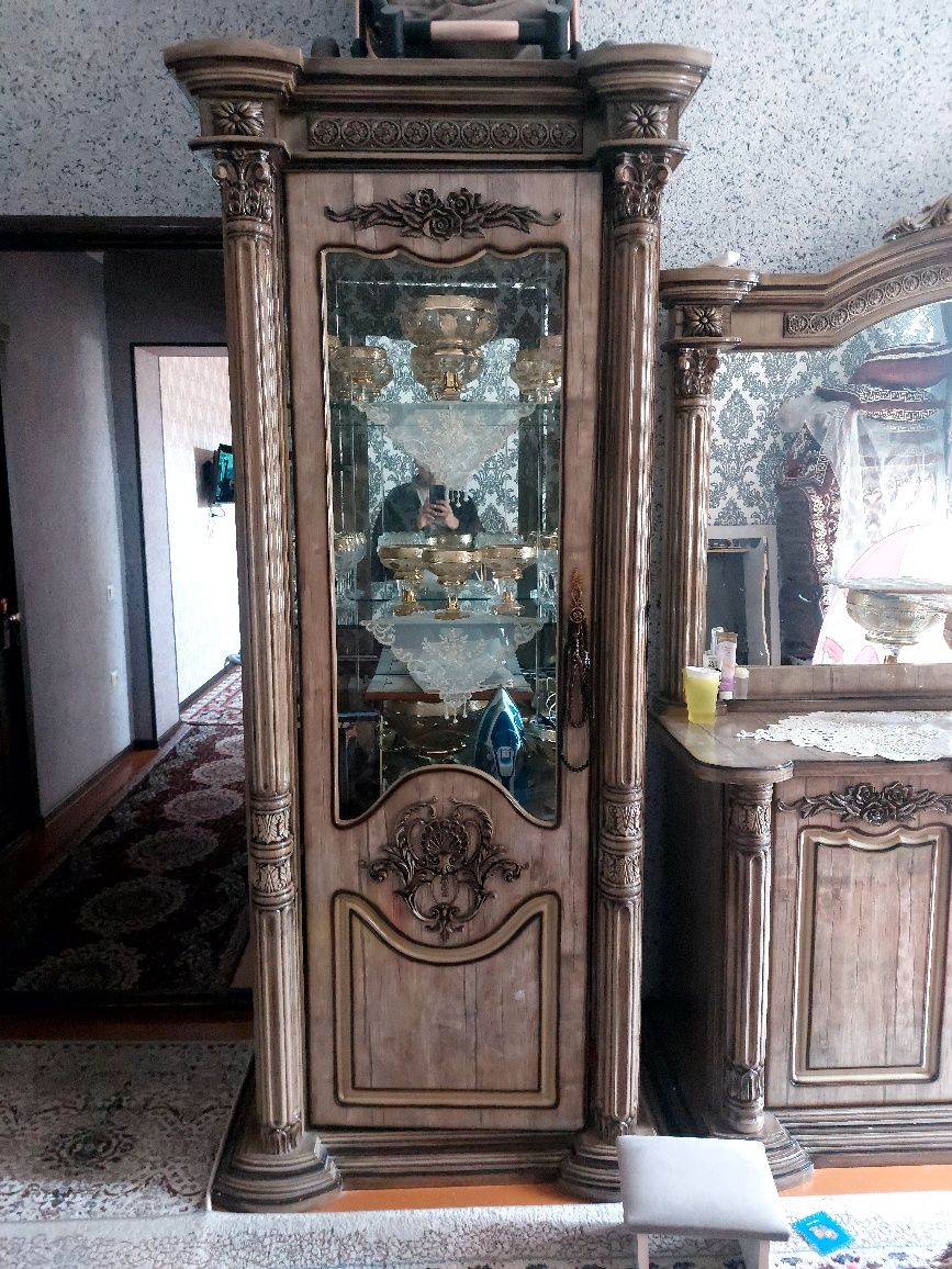 Срочно!!! Продаётся Мебель комод и пеналы.