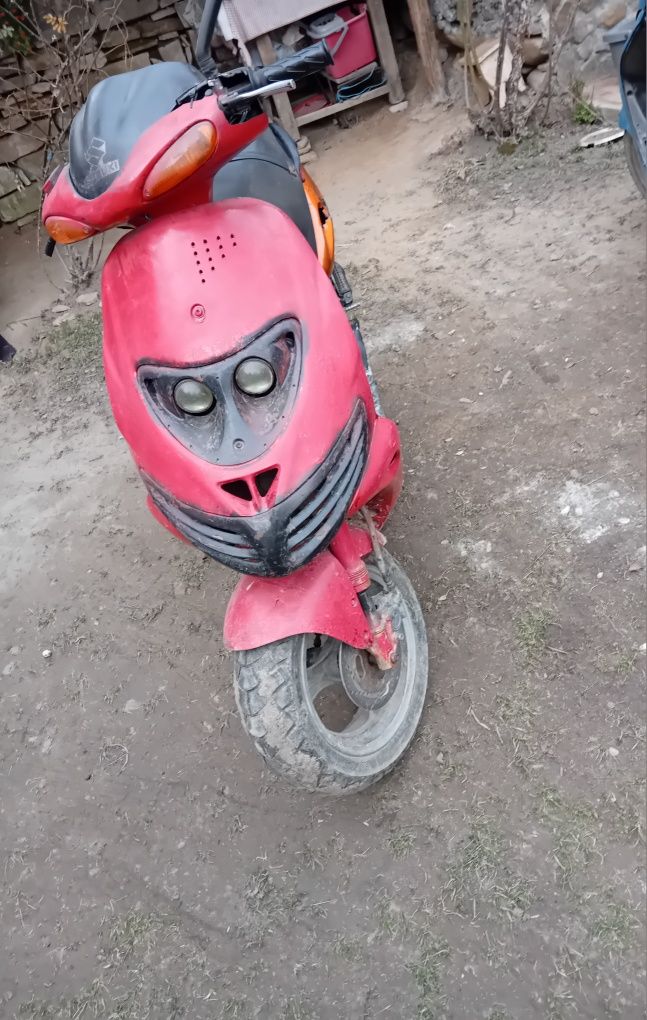 Vând scuter  cu o mica defectiune