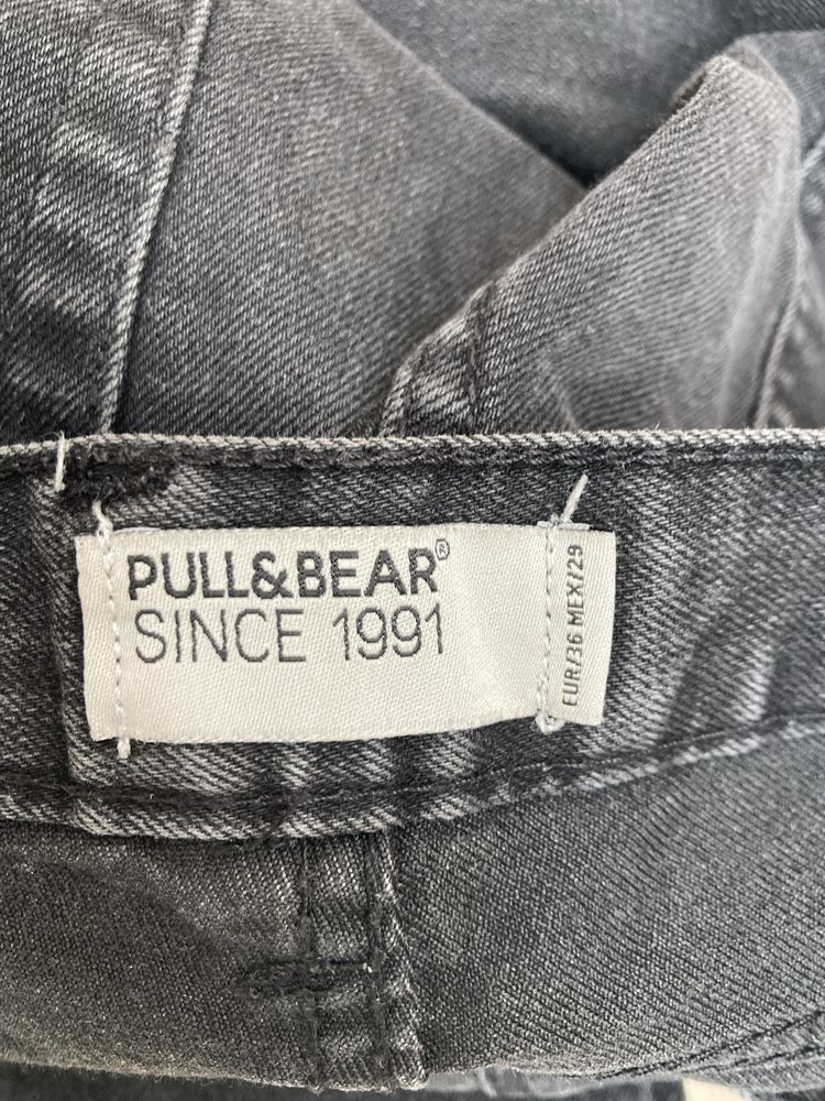 Blugi negri pull& bear