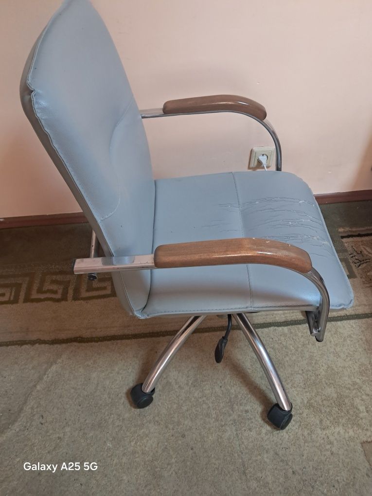 Кресло вращающиеся продам.