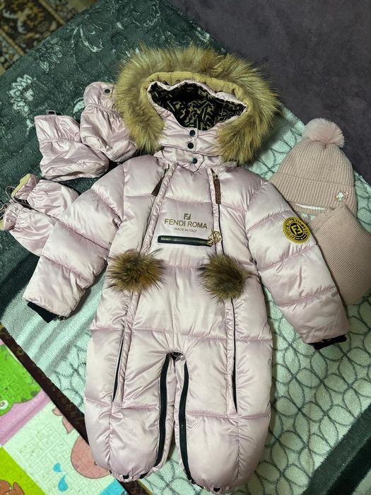 Продам детский зимний комбенизон на девочку.