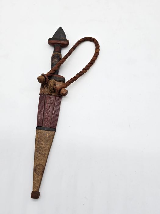 Cuțit vânătoare pumnal