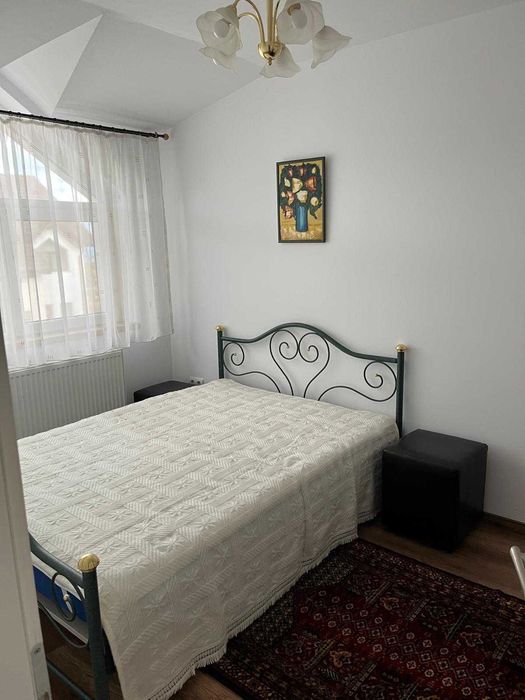 Închirez casă cu 3 dormitoare, 2 livinguri și 3 băi, curte și parcare.