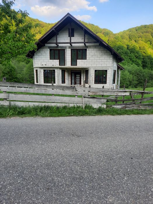 Vand casă pentru pensiune