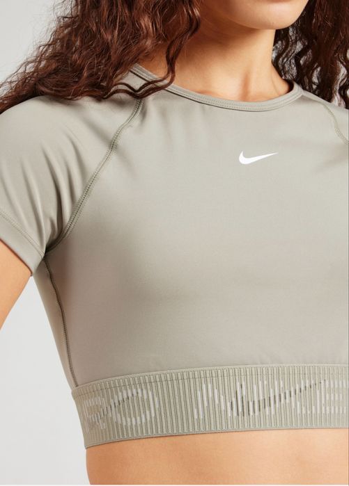 Дамски спортен топ Nike