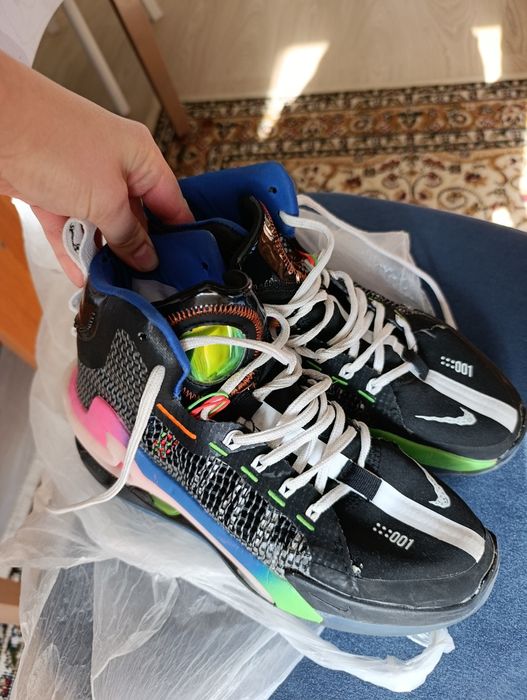 Продам баскетбольные кроссовки на мальчика 12 -13 лет