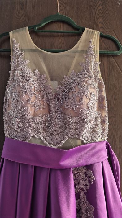 Rochie roz de poveste – bust din dantelă, fustă amplă din satin–