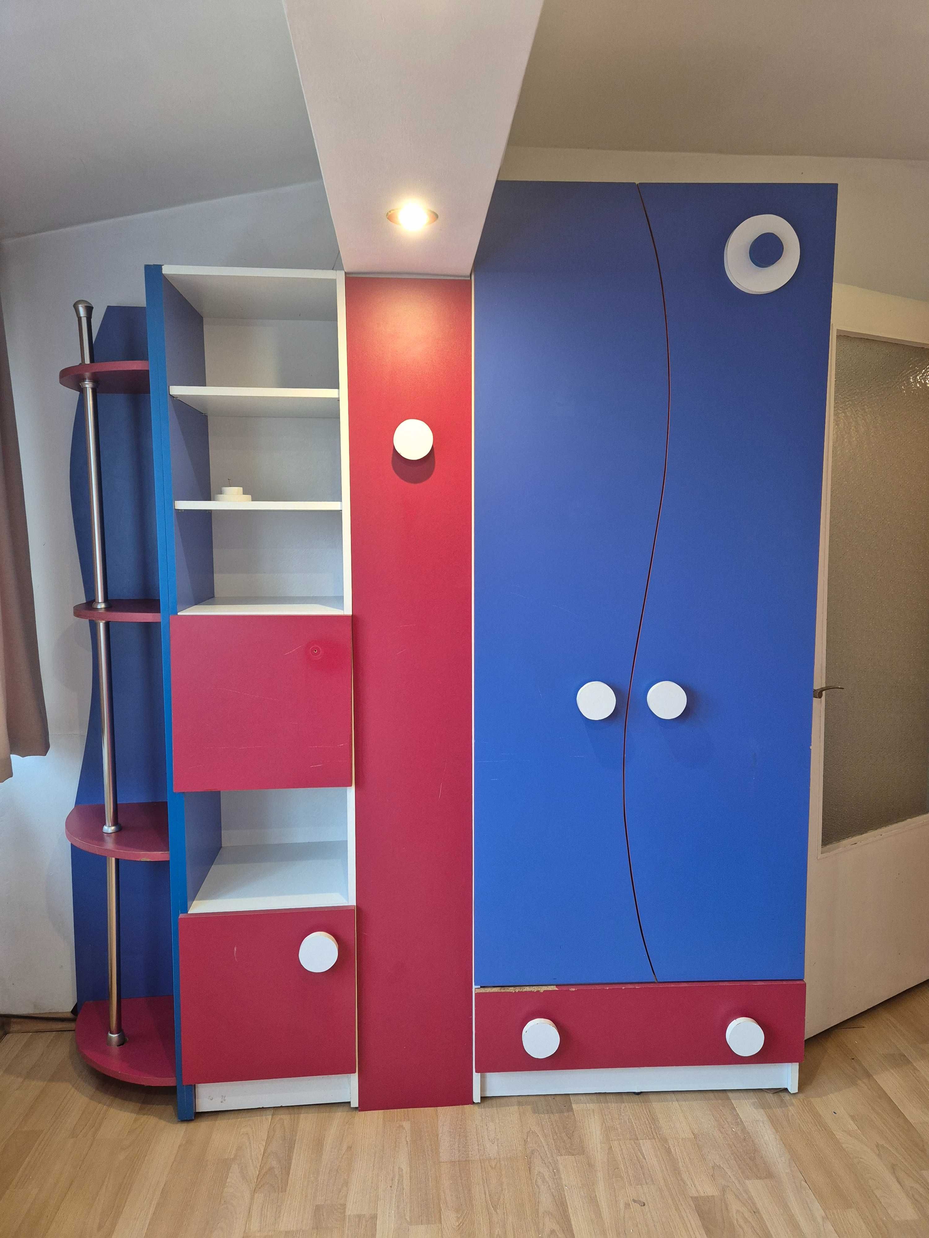 Set dressing, rafturi suspendate cu usi, masa de calculator, comoda tv