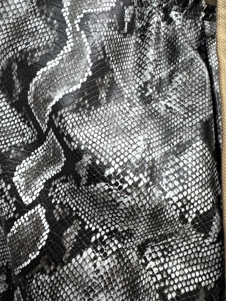 Pantaloni Piele , Animal Print. Sarpe gri, calitate TOP
