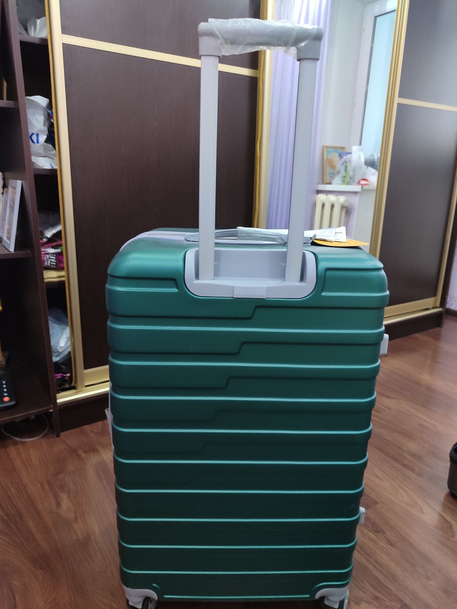 Продам чемодан большой чем на фото больше новый