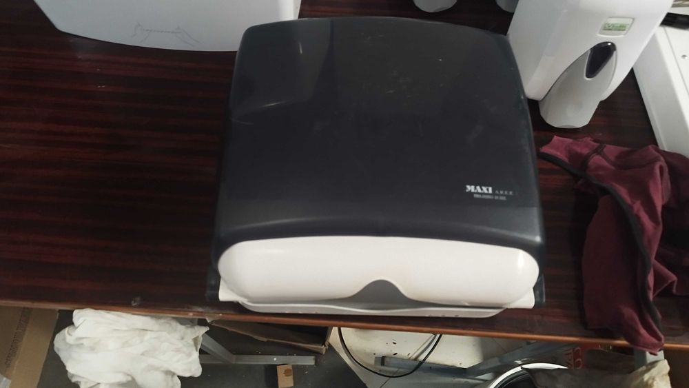 Диспенсъри за течен сапун , тоалетна хартия , кърпи за ръце и кух рола