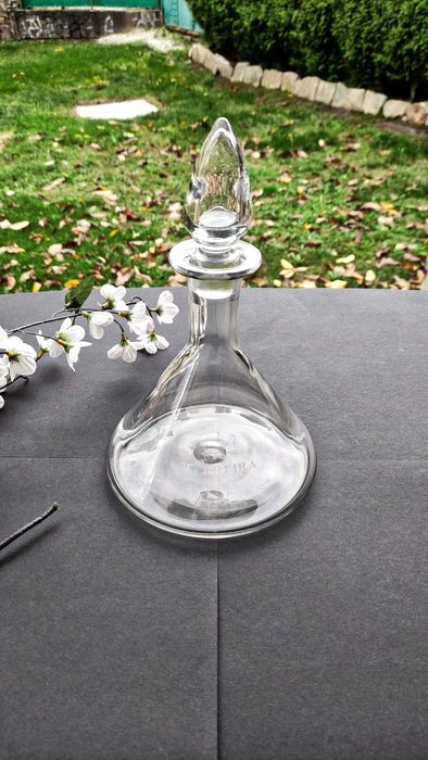 Стъклен декантер с широко дъно