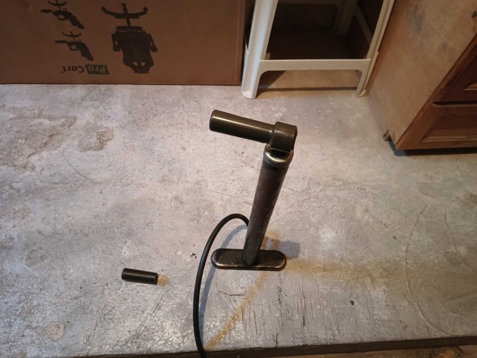 Продавам Стара помпа за автомобил или велосипед