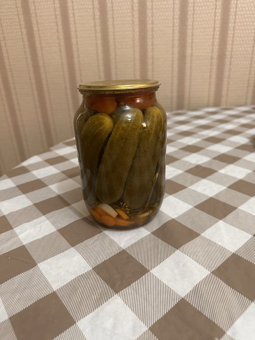 Продам  соленья огурцы с помидорами