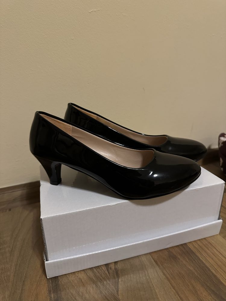Vand pantofi dama noi
