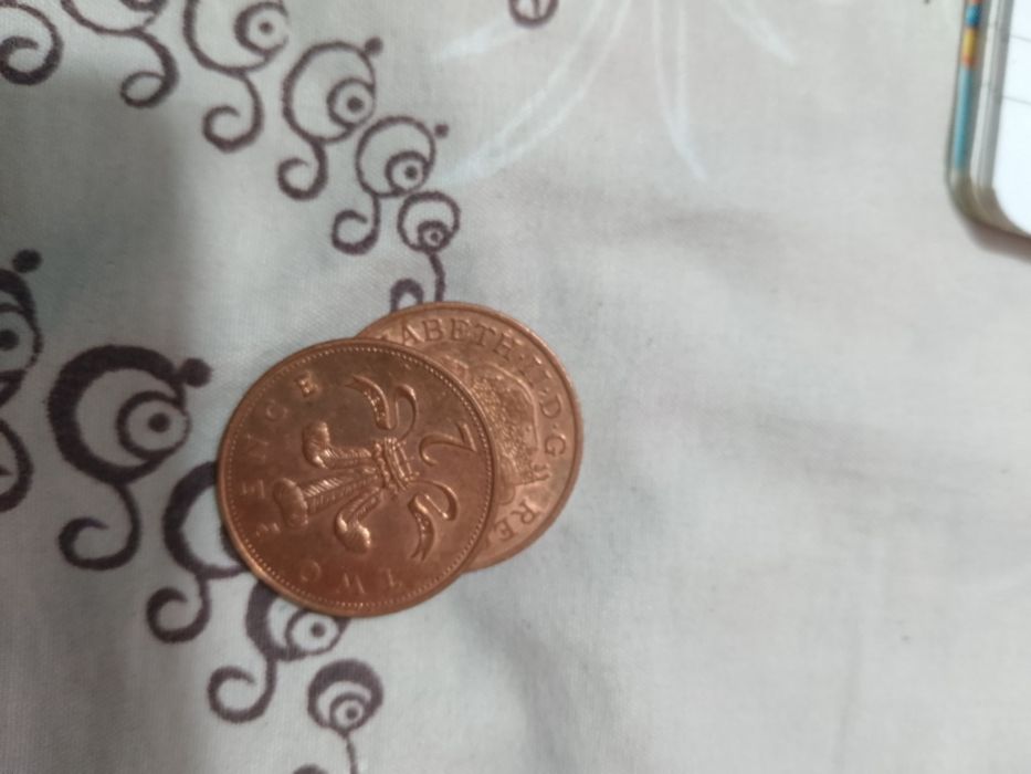2 monede de 2 pence din anii 2010 și 2003