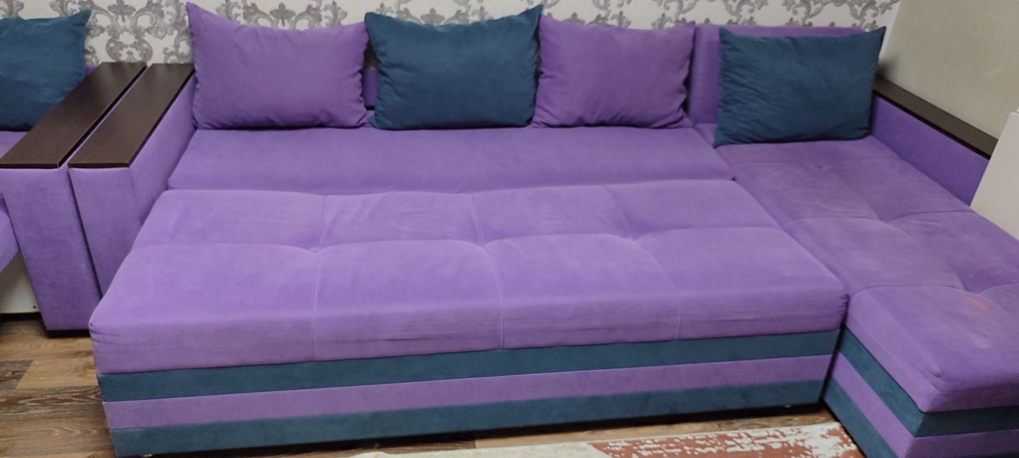 Продам диван угловой с креслом и пуфиком