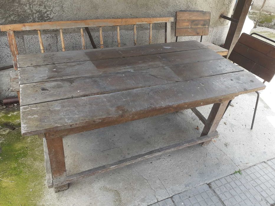 Дървена маса и пейка и столове