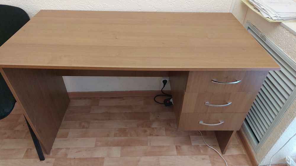 Стол офисный, в отличном состоянии, все целое,