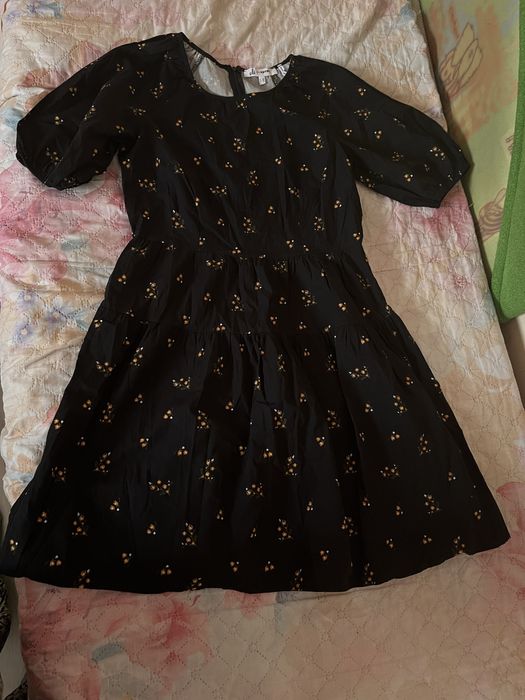 Черное платье с цветами