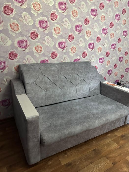 Диван серого цвета, раскладной