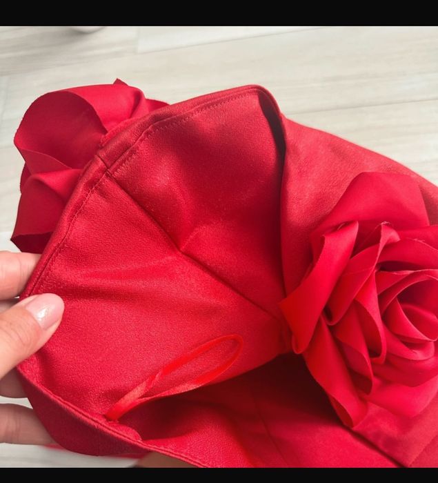 Rochie scurtă de ocazie roșie cu umerii goi(model Zara, ASOS)