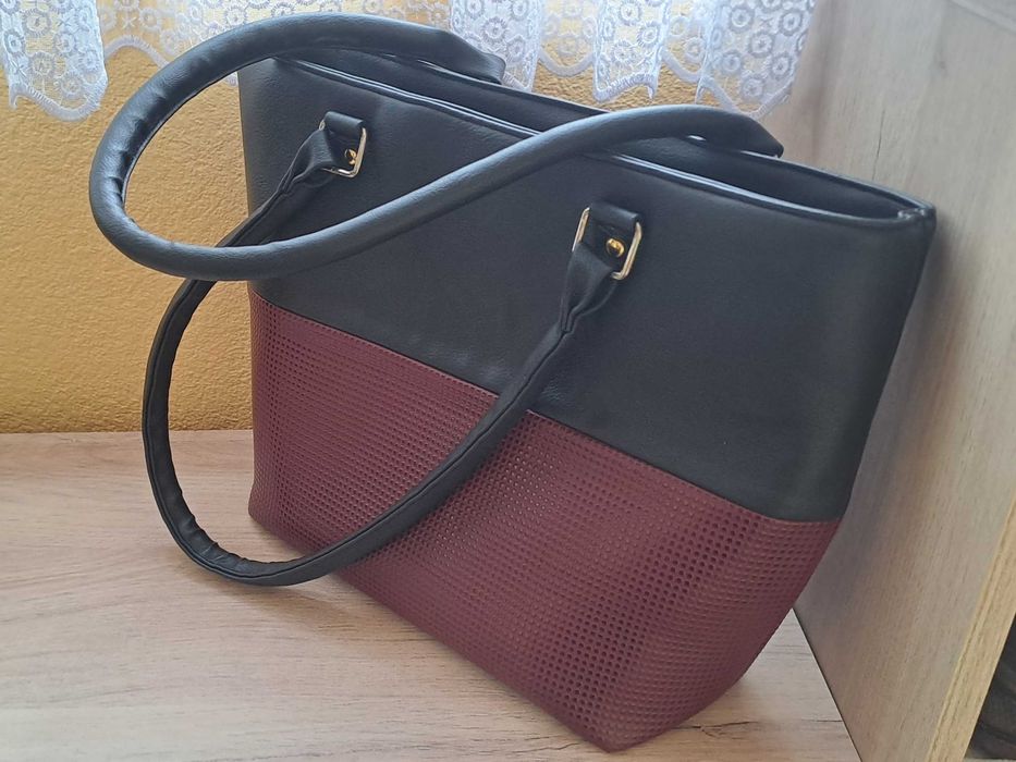 Дамска чанта в бордо и черно