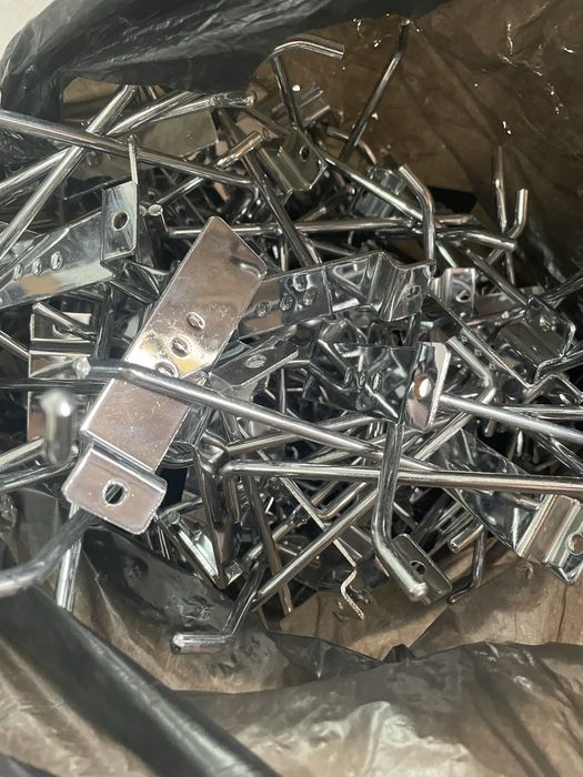 Продавам метални куки за стелажи