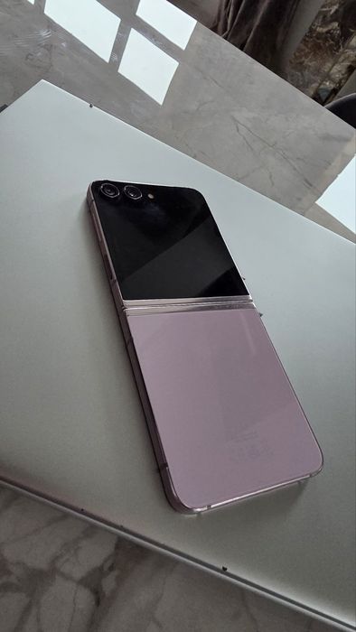 Samsung Galaxy Z flip5 + часовник Samsung