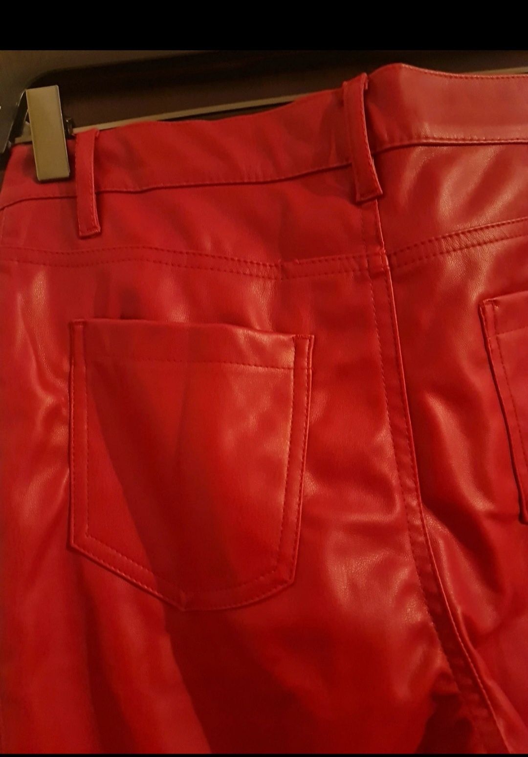 Pantaloni rosii imitatie piele