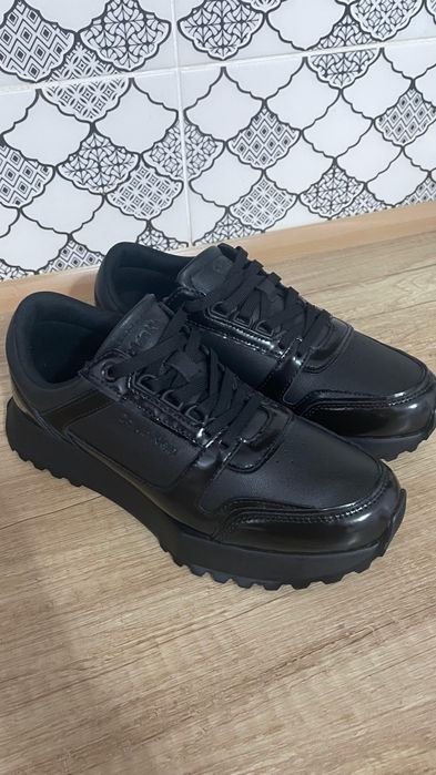 Продам кроссовки Callvin Klein оригинал 40 размер новые