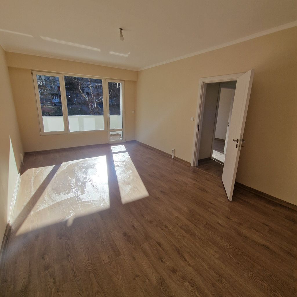 Продава се Тристаен апартамент в Разград, Житница - 76 кв.м за 1094 €/кв.м - Снимка #3