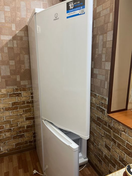Двухкамерный холодильник Indesit