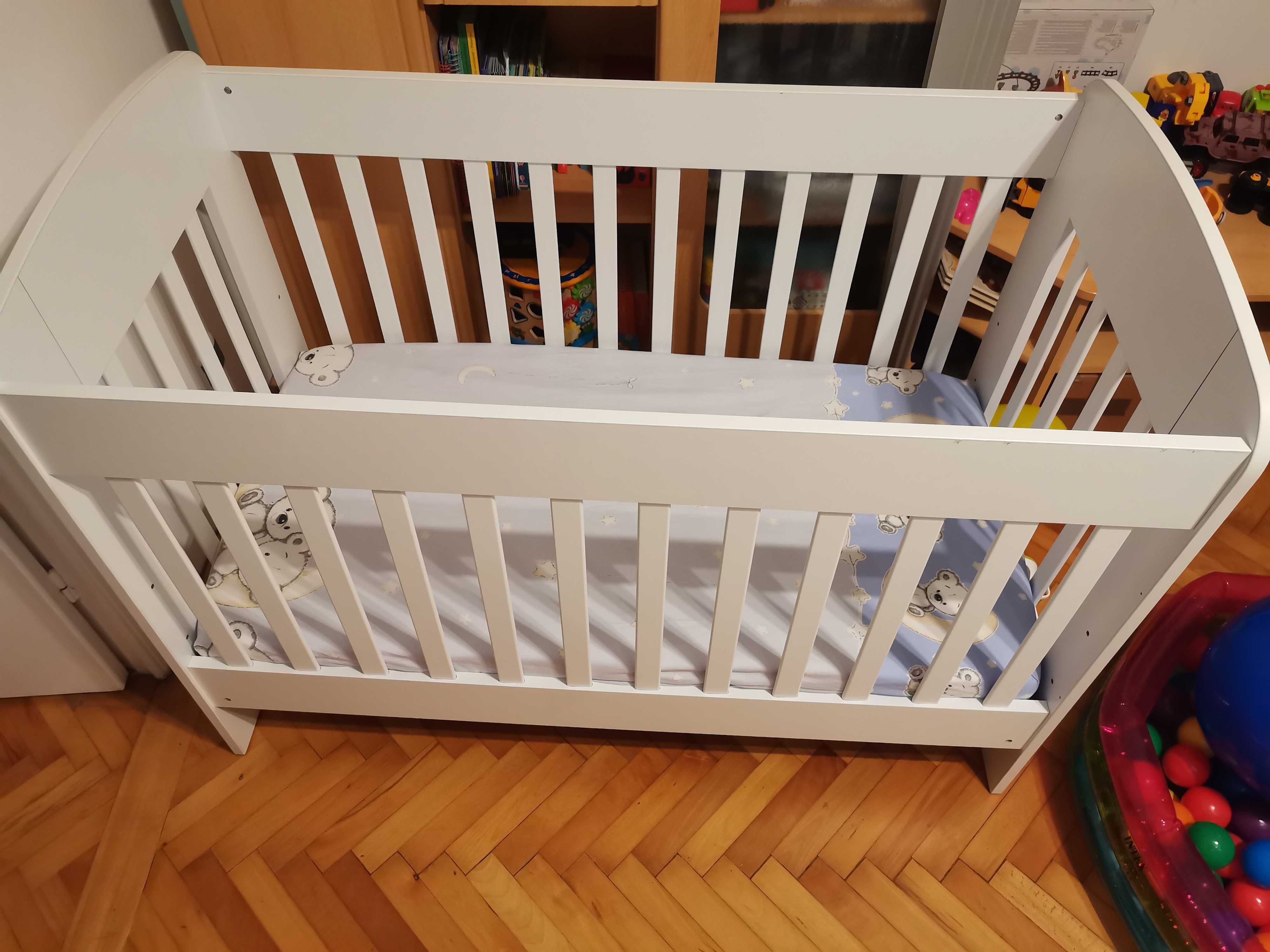 Vand pătuț bebeluș, foarte puțin utilizat