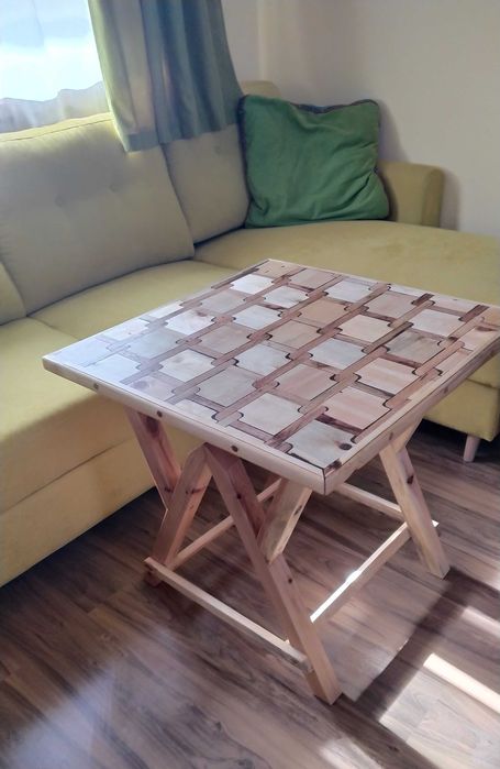 Малка маса – ръчна авторска изработка – бук/бор