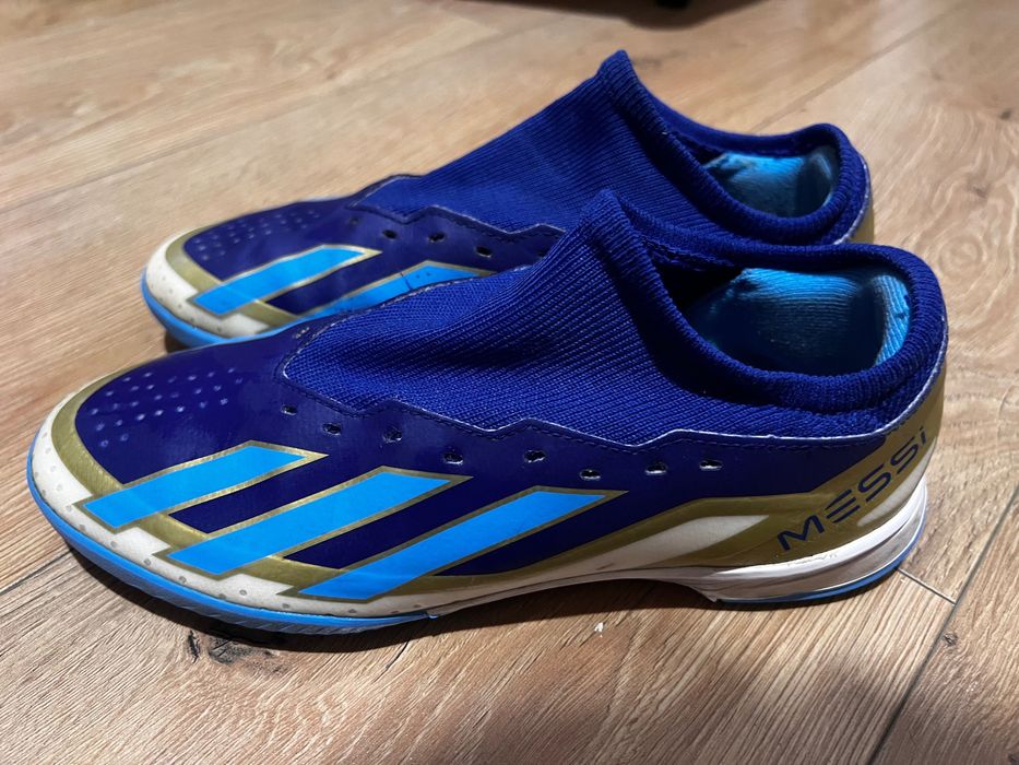 Adidași fotbal fără șiret și fără crampoane mărimea 37.Negociabil