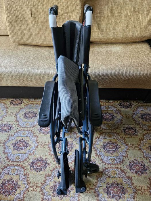 Vand carucior cu rotile pentru persoane cu handicap